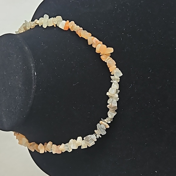 Moonstone Chip 16 1/2" Necklace with Barrel Twist Closure - Picture 1 of 5